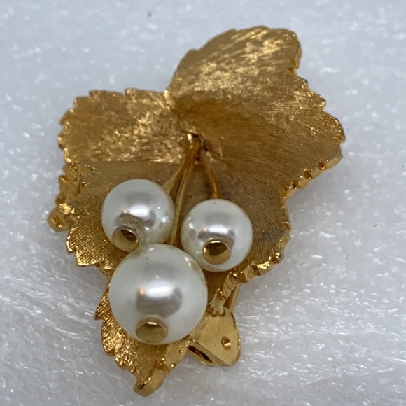 Vintage Roma pearl leaf and berries pin - Picture 3 of 4